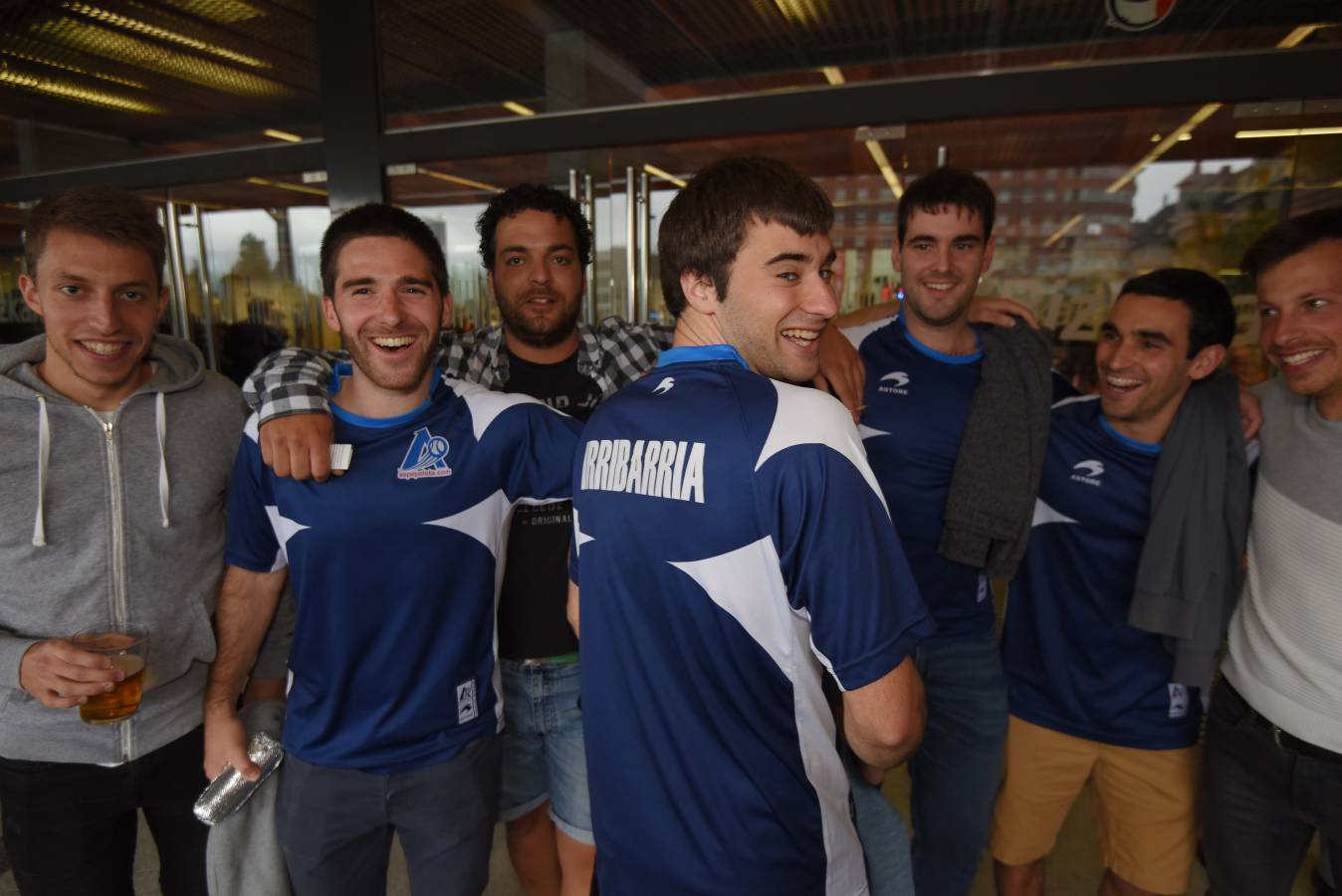 La final entre Irribarria y Urrutikoetxea ha reunido a miles de personas en Bilbao, entre las que estaban Iñigo Urkullu o Lorenzo Juarros. 