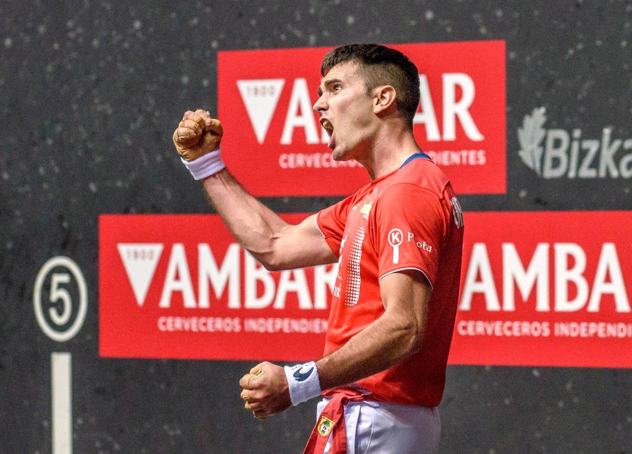 El de Arama se ha impuesto en una disputada final del Manomanista. Urrutikoetxea le ha plantado cara, pero el vizcaíno no ha podido con la fuerza del pelotari guipuzcoano.