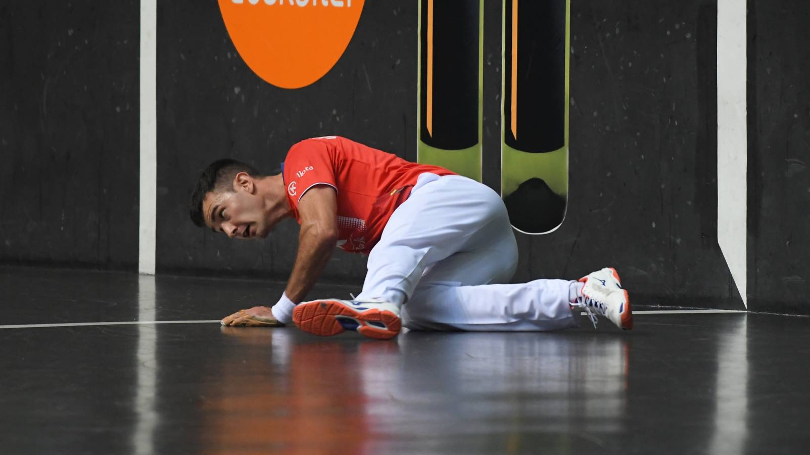 El de Arama se ha impuesto en una disputada final del Manomanista. Urrutikoetxea le ha plantado cara, pero el vizcaíno no ha podido con la fuerza del pelotari guipuzcoano.