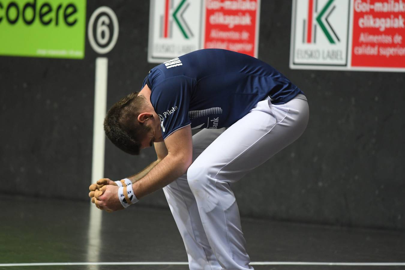 El de Arama se ha impuesto en una disputada final del Manomanista. Urrutikoetxea le ha plantado cara, pero el vizcaíno no ha podido con la fuerza del pelotari guipuzcoano.