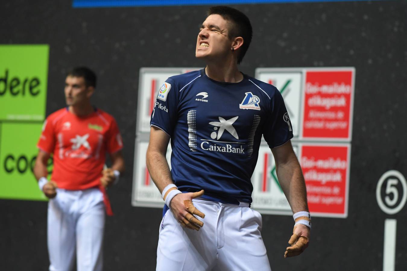 El de Arama se ha impuesto en una disputada final del Manomanista. Urrutikoetxea le ha plantado cara, pero el vizcaíno no ha podido con la fuerza del pelotari guipuzcoano.