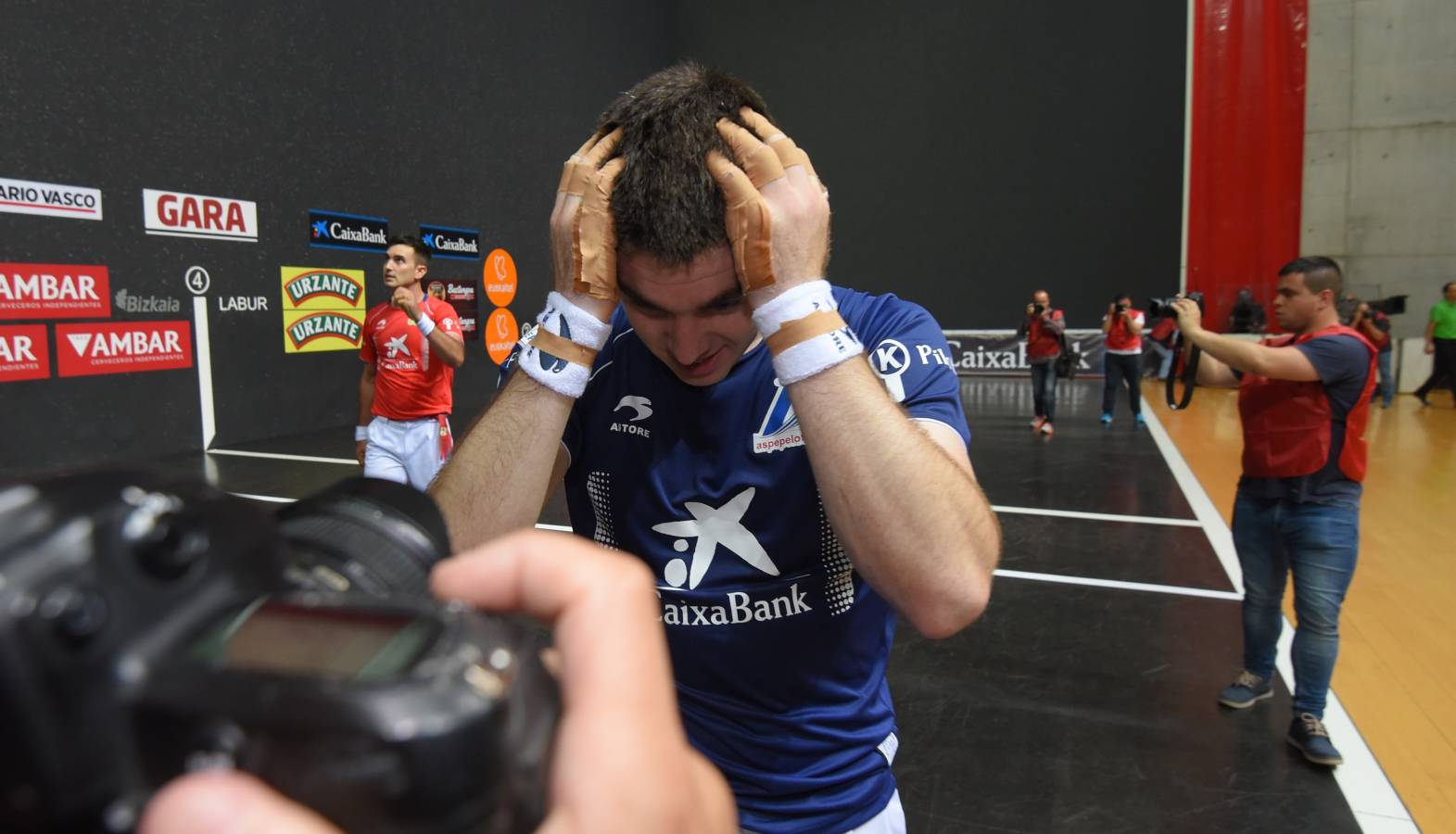 El de Arama se ha impuesto en una disputada final del Manomanista. Urrutikoetxea le ha plantado cara, pero el vizcaíno no ha podido con la fuerza del pelotari guipuzcoano.