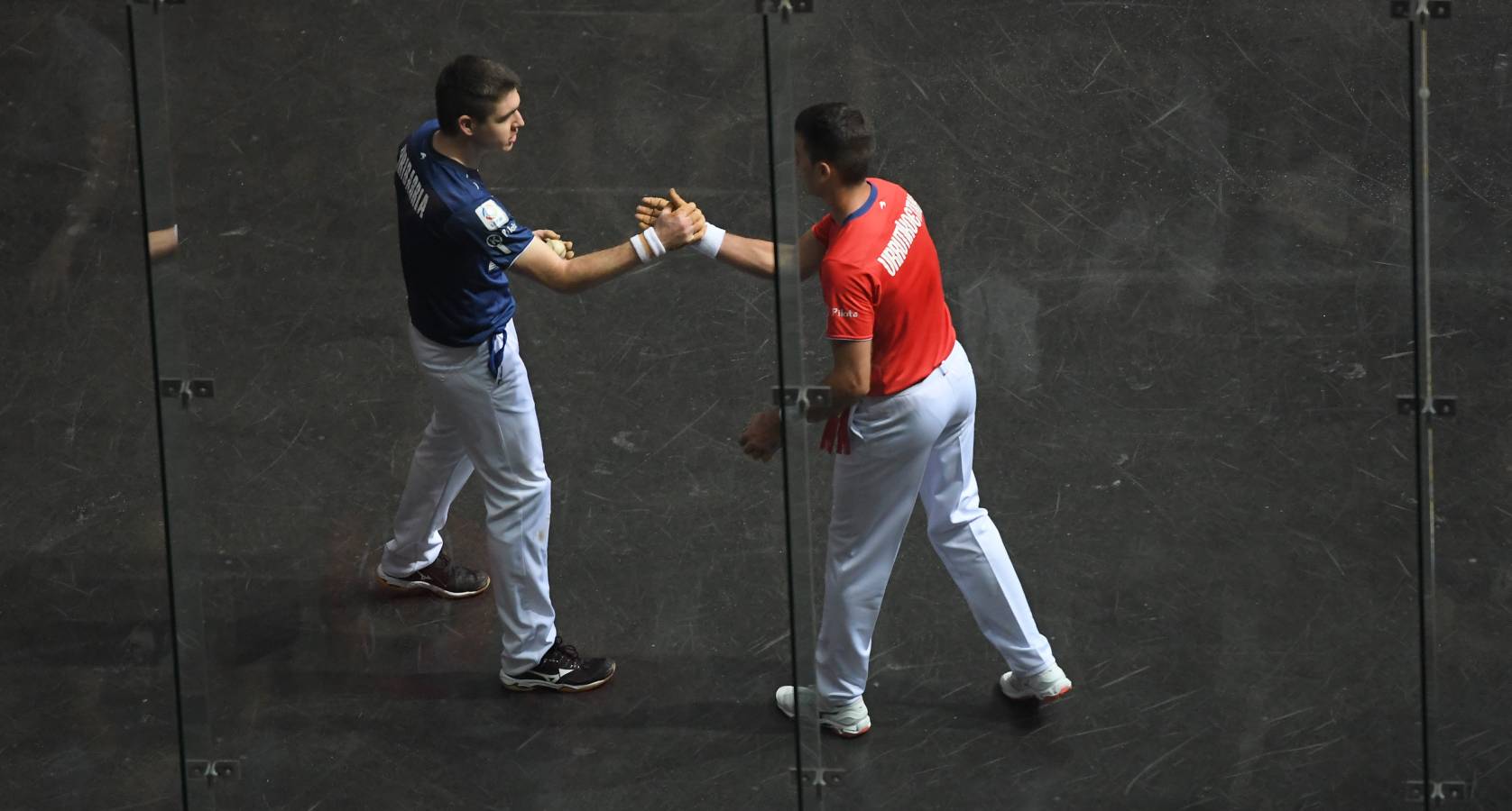 El de Arama se ha impuesto en una disputada final del Manomanista. Urrutikoetxea le ha plantado cara, pero el vizcaíno no ha podido con la fuerza del pelotari guipuzcoano.