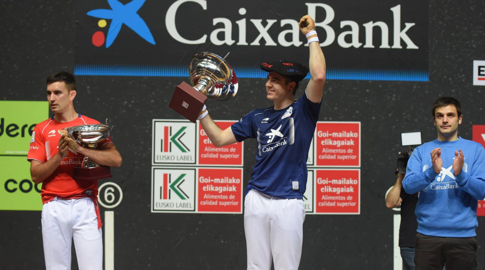 El de Arama se ha impuesto en una disputada final del Manomanista. Urrutikoetxea le ha plantado cara, pero el vizcaíno no ha podido con la fuerza del pelotari guipuzcoano.