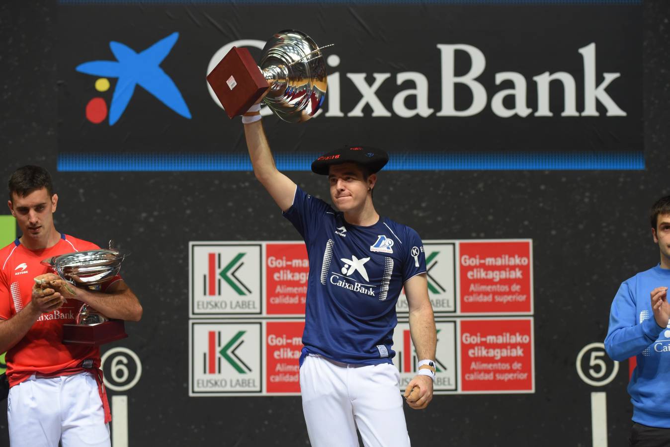 El de Arama se ha impuesto en una disputada final del Manomanista. Urrutikoetxea le ha plantado cara, pero el vizcaíno no ha podido con la fuerza del pelotari guipuzcoano.