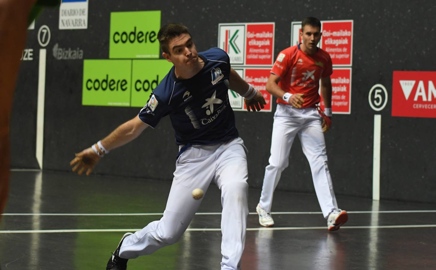 El de Arama se ha impuesto en una disputada final del Manomanista. Urrutikoetxea le ha plantado cara, pero el vizcaíno no ha podido con la fuerza del pelotari guipuzcoano.