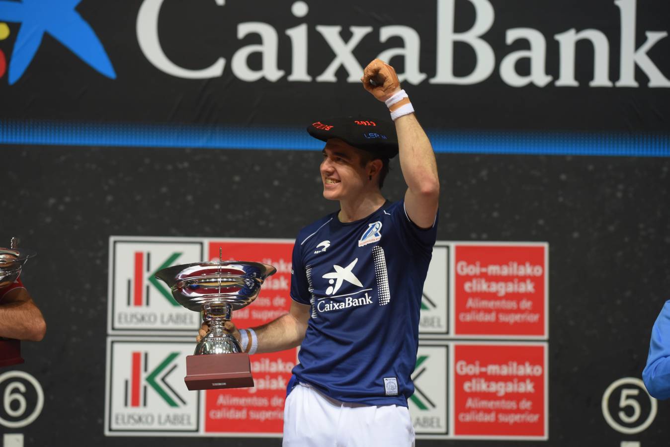 El de Arama se ha impuesto en una disputada final del Manomanista. Urrutikoetxea le ha plantado cara, pero el vizcaíno no ha podido con la fuerza del pelotari guipuzcoano.