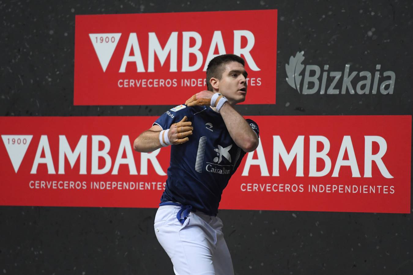 El de Arama se ha impuesto en una disputada final del Manomanista. Urrutikoetxea le ha plantado cara, pero el vizcaíno no ha podido con la fuerza del pelotari guipuzcoano.