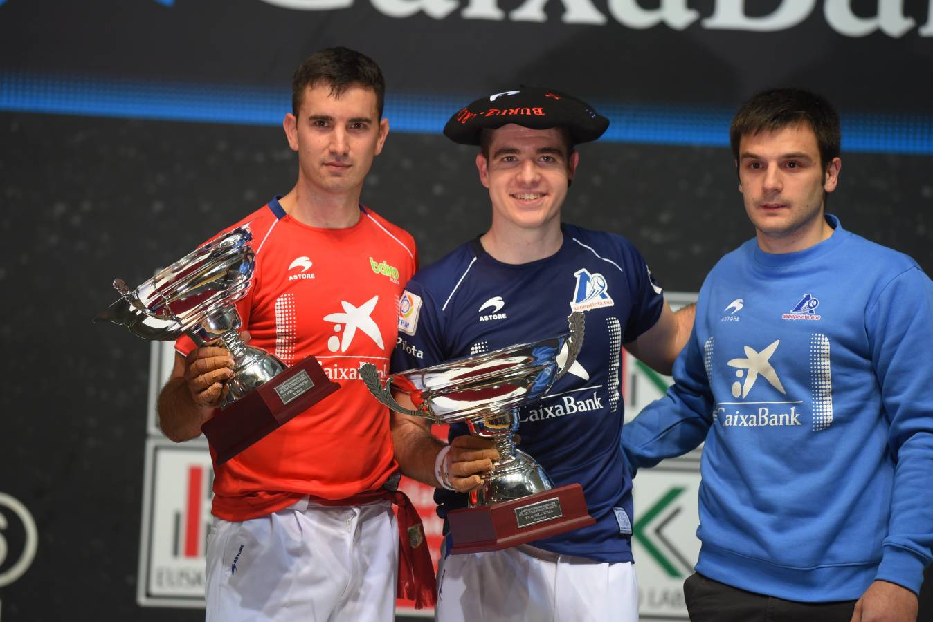 El de Arama se ha impuesto en una disputada final del Manomanista. Urrutikoetxea le ha plantado cara, pero el vizcaíno no ha podido con la fuerza del pelotari guipuzcoano.