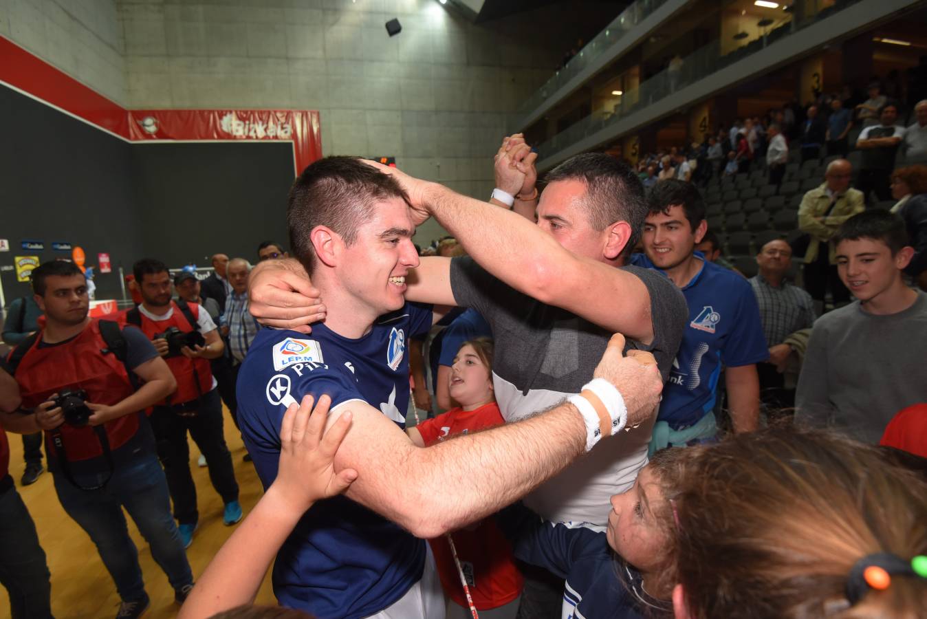 El de Arama se ha impuesto en una disputada final del Manomanista. Urrutikoetxea le ha plantado cara, pero el vizcaíno no ha podido con la fuerza del pelotari guipuzcoano.