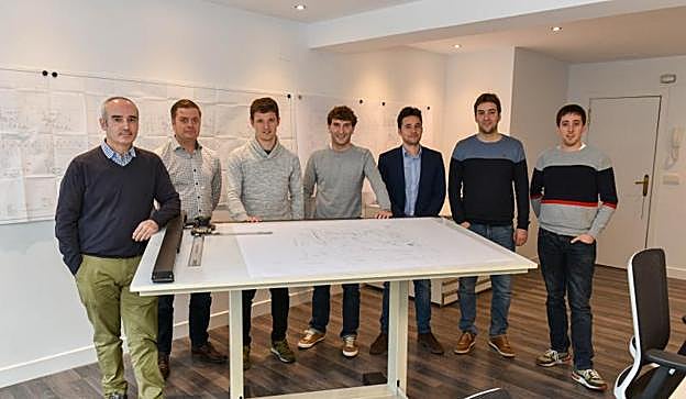 Pablo Amunarriz, con el equipo que conforma la empresa, integrado por ingenieros informáticos.