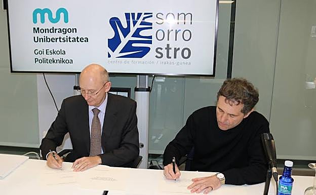 Representantes de Mondragon y Somorrostro han firmado el acuerdo en Muskiz. 