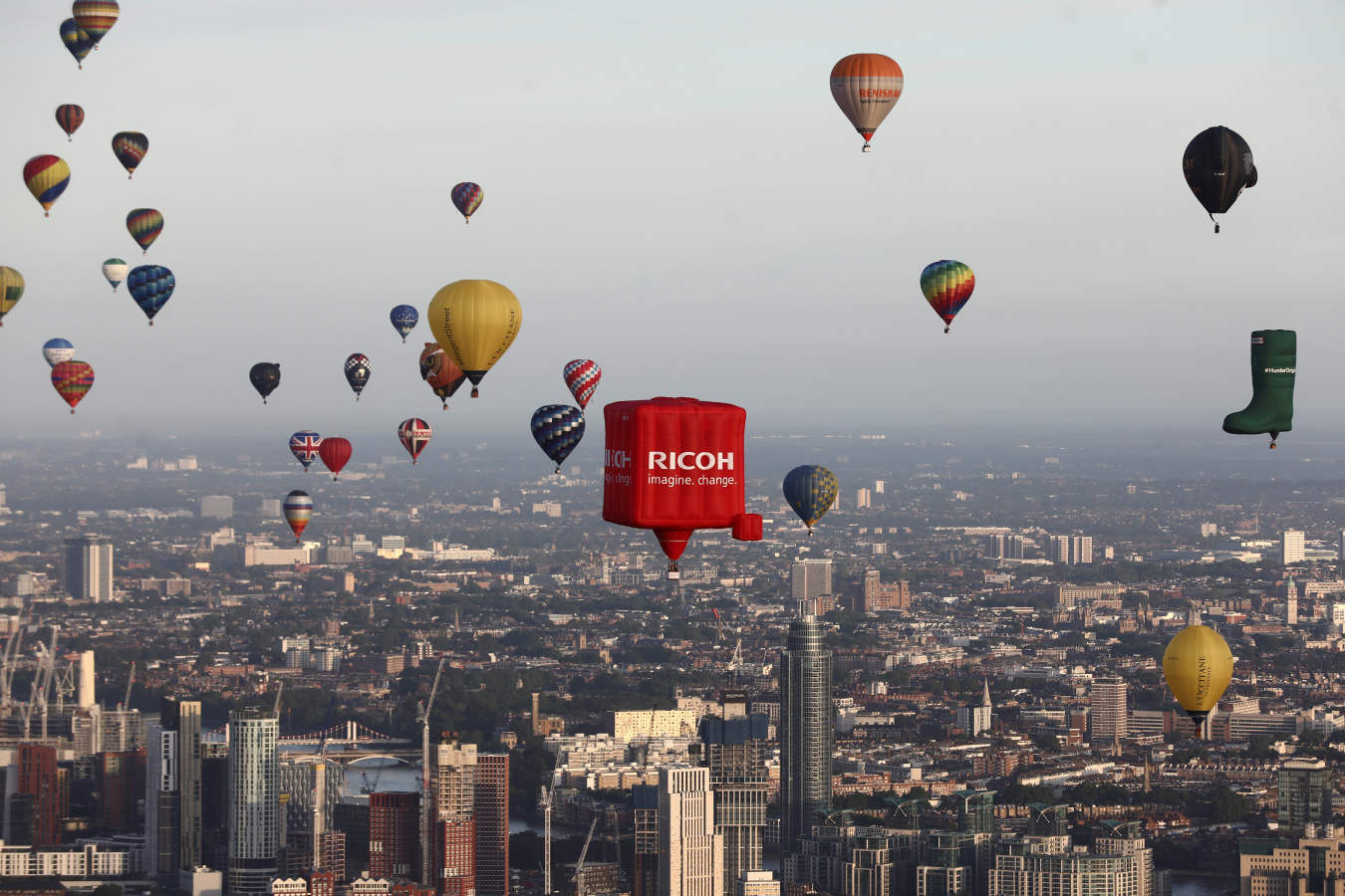 Un grupo de globos aerostáticos sobrevuela la ciudad de Londres durante la competición Lord Mayor's Hot Air Balloon Regatta.