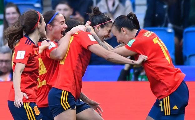 Nahikari, a la espalda de Jenny Hermoso, en la celebración de uno de los goles ante Sudáfrica.