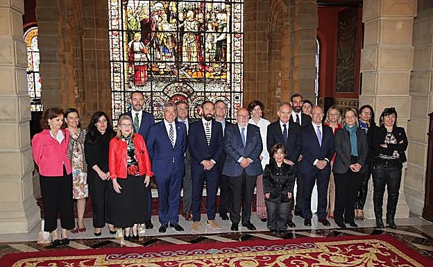 Los integrantes de la Comisión Ejecutiva, con Denis Itxaso en el palacio foral.