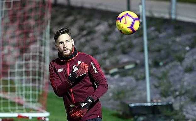 Álex Remiro, durante un entrenamiento con el Athletic en las instalaciones de Lezama.