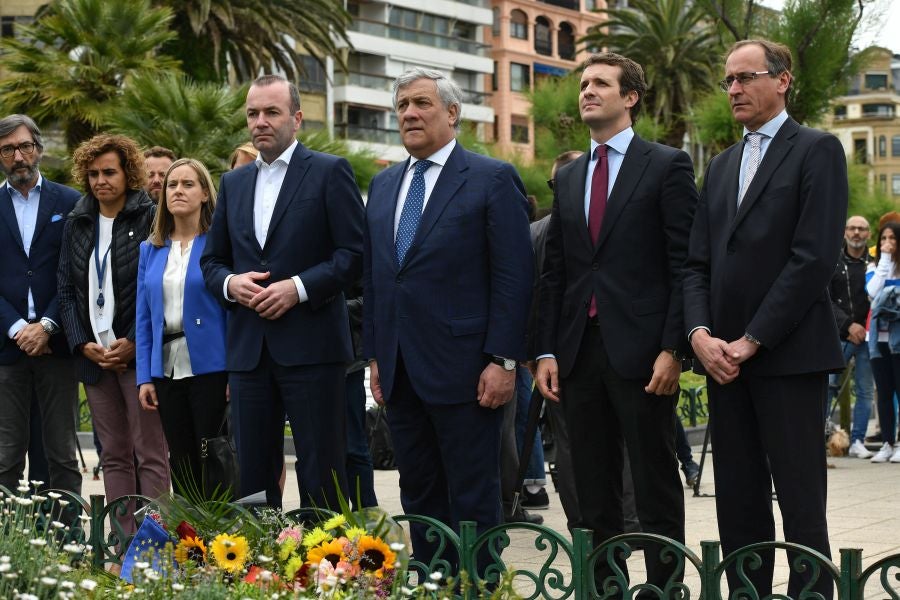 Casado, junto a Alonso, Weber y Tajani, ha realizado una ofrenda floral junto al monolito que recuerdas a las víctimas de ETA y realizado un minuto de silencio que solo se ha roto con el aplauso de decenas de personas que han acercado hasta Alderdi Eder