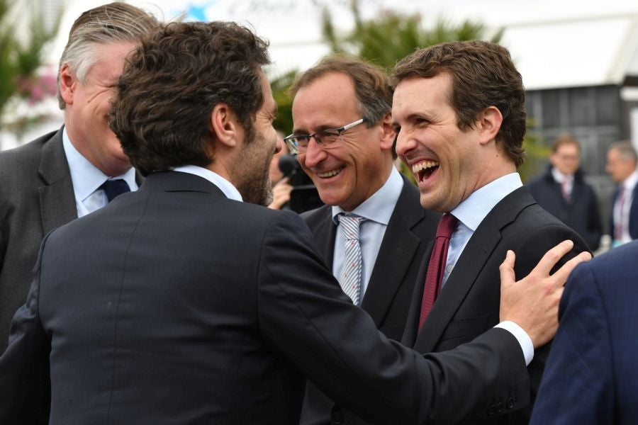 Casado, junto a Alonso, Weber y Tajani, ha realizado una ofrenda floral junto al monolito que recuerdas a las víctimas de ETA y realizado un minuto de silencio que solo se ha roto con el aplauso de decenas de personas que han acercado hasta Alderdi Eder