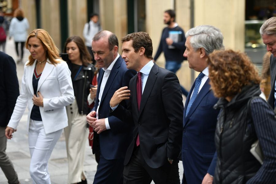 Casado, junto a Alonso, Weber y Tajani, ha realizado una ofrenda floral junto al monolito que recuerdas a las víctimas de ETA y realizado un minuto de silencio que solo se ha roto con el aplauso de decenas de personas que han acercado hasta Alderdi Eder