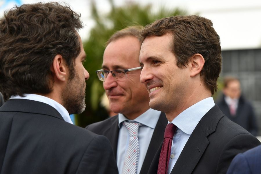 Casado, junto a Alonso, Weber y Tajani, ha realizado una ofrenda floral junto al monolito que recuerdas a las víctimas de ETA y realizado un minuto de silencio que solo se ha roto con el aplauso de decenas de personas que han acercado hasta Alderdi Eder