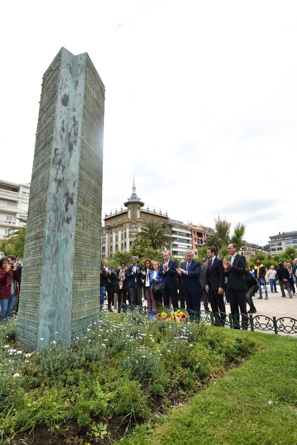 Casado, junto a Alonso, Weber y Tajani, ha realizado una ofrenda floral junto al monolito que recuerdas a las víctimas de ETA y realizado un minuto de silencio que solo se ha roto con el aplauso de decenas de personas que han acercado hasta Alderdi Eder