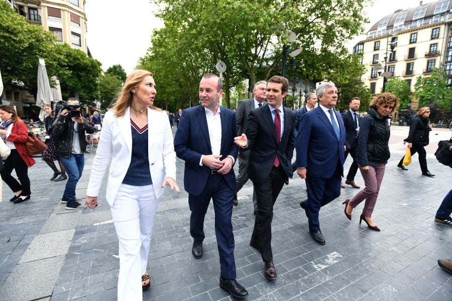 Casado, junto a Alonso, Weber y Tajani, ha realizado una ofrenda floral junto al monolito que recuerdas a las víctimas de ETA y realizado un minuto de silencio que solo se ha roto con el aplauso de decenas de personas que han acercado hasta Alderdi Eder