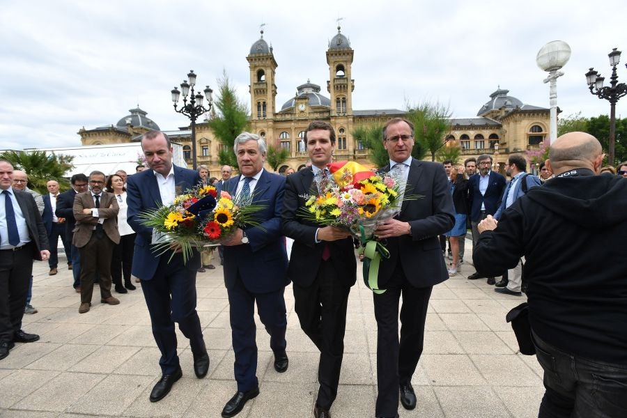 Casado, junto a Alonso, Weber y Tajani, ha realizado una ofrenda floral junto al monolito que recuerdas a las víctimas de ETA y realizado un minuto de silencio que solo se ha roto con el aplauso de decenas de personas que han acercado hasta Alderdi Eder