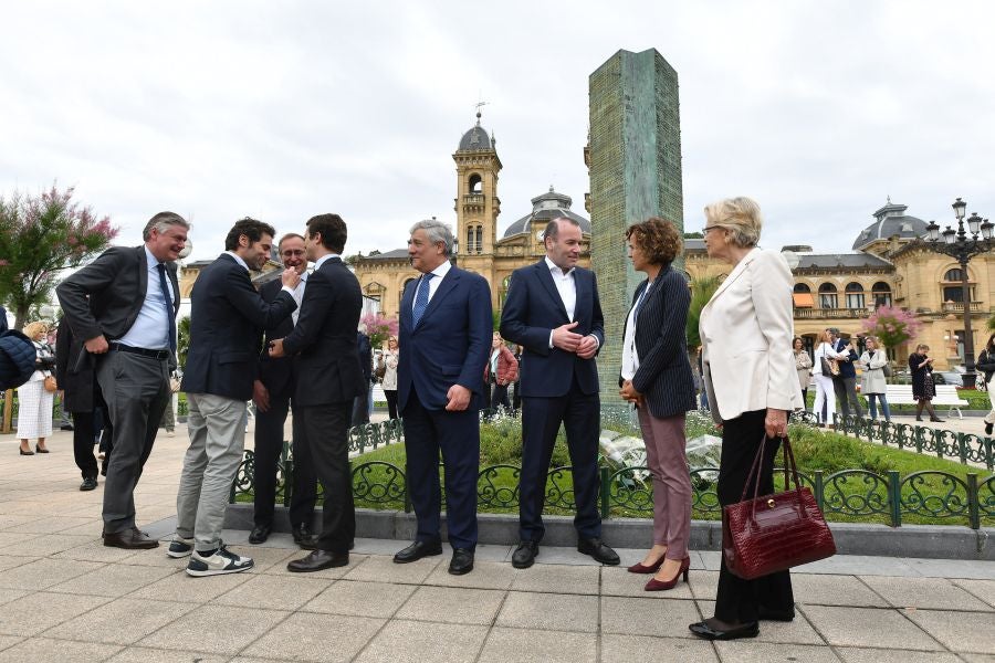 Casado, junto a Alonso, Weber y Tajani, ha realizado una ofrenda floral junto al monolito que recuerdas a las víctimas de ETA y realizado un minuto de silencio que solo se ha roto con el aplauso de decenas de personas que han acercado hasta Alderdi Eder