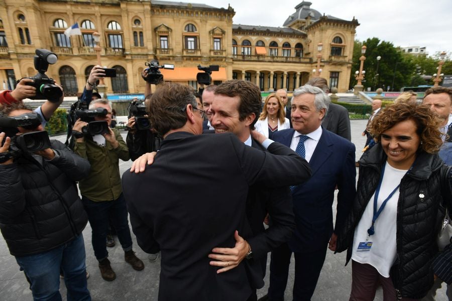 Casado, junto a Alonso, Weber y Tajani, ha realizado una ofrenda floral junto al monolito que recuerdas a las víctimas de ETA y realizado un minuto de silencio que solo se ha roto con el aplauso de decenas de personas que han acercado hasta Alderdi Eder