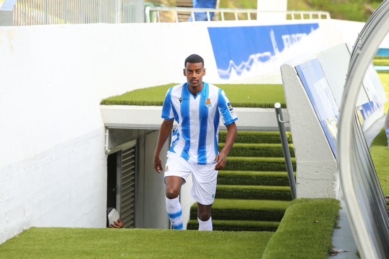 El delantero sueco firma hasta 2024. La Real Sociedad ha aprovechado su presentación para dar a conocer su nueva equipación para la temporada 2019/20