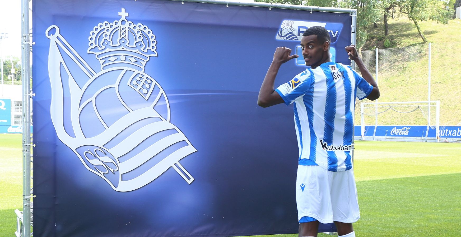 El delantero sueco firma hasta 2024. La Real Sociedad ha aprovechado su presentación para dar a conocer su nueva equipación para la temporada 2019/20