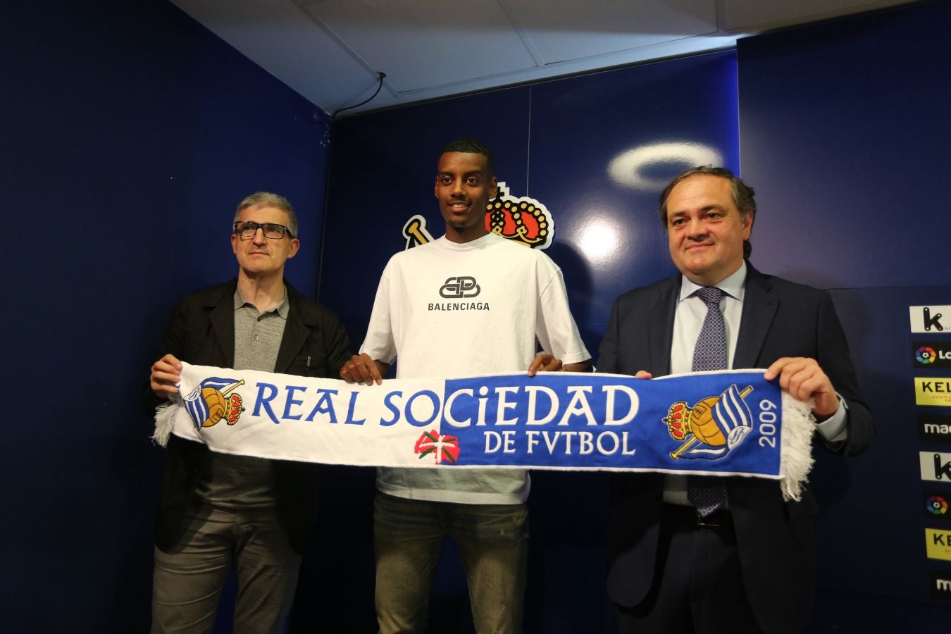 El delantero sueco firma hasta 2024. La Real Sociedad ha aprovechado su presentación para dar a conocer su nueva equipación para la temporada 2019/20