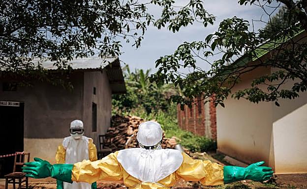 Descontaminación de un profesional sanitario que lucha contra el ébola en el Congo. 