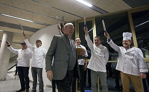 José Mari Gorrotxategi recibe el homenaje de los compañeros. 