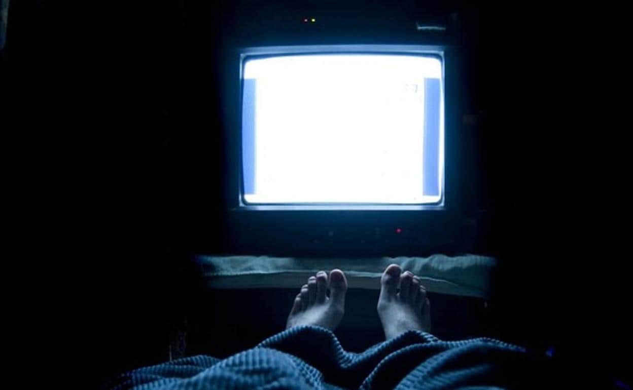 Dormir con la televisión encendida engorda