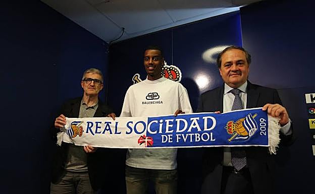 Roberto Olabe, Alexander Isak y Jokin Aperribay, ayer en Zubieta. 