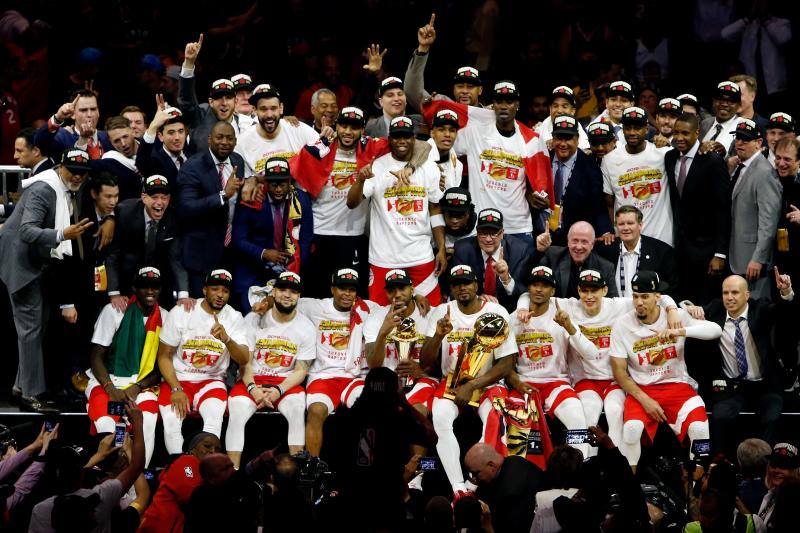 La plantilla de los Raptors posa con el trofeo.