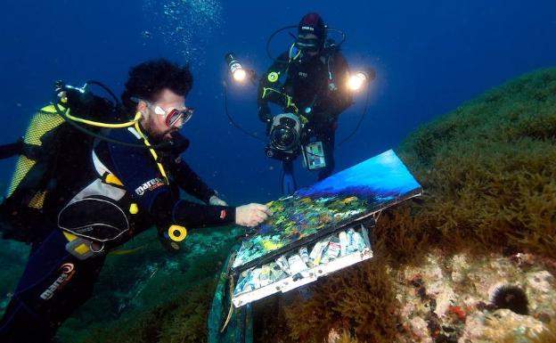 Alfonso Cruz pinta un paisaje submarino bajo las aguas del Cabo de Palos, en Cartagena. 
