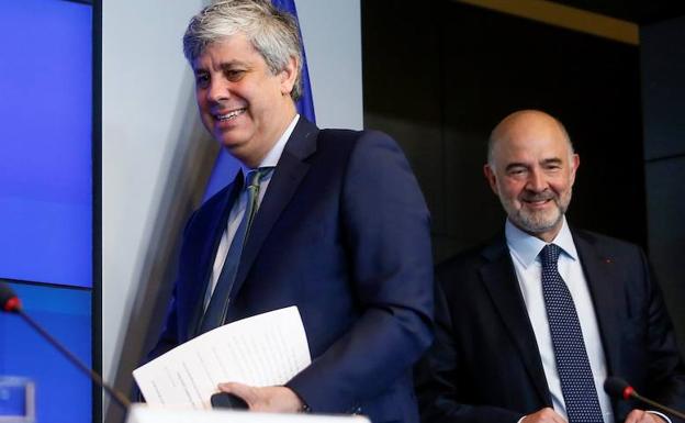El presidente del Eurogrupo, Mário Centeno (d), y el comisario europeo de Asuntos Económicos, Pierre Moscovici. 
