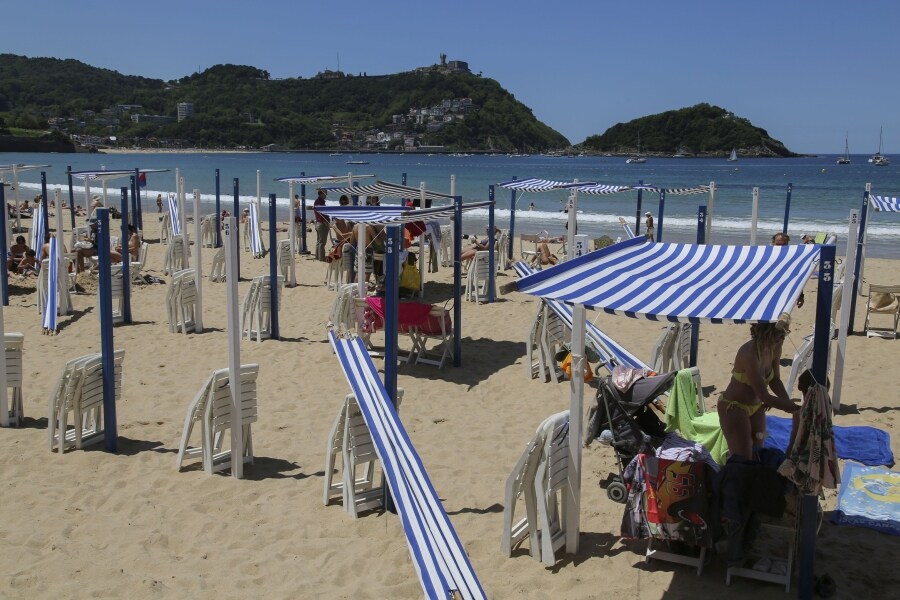 El sol y el calor han llegado a Donostia. Los vecinos de la localidad han aprovechado el cambio de temperatura para pasear por la Concha.