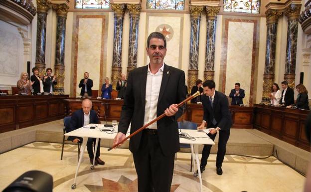 Eneko Goia posa con la 'makila' tras ser reelegido alcalde de San Sebastián