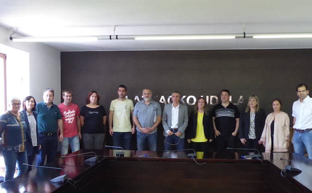 Josu Sarriegi, sexto por la izquierda, junto a toda la corporación del Ayuntamiento de Lazkao.