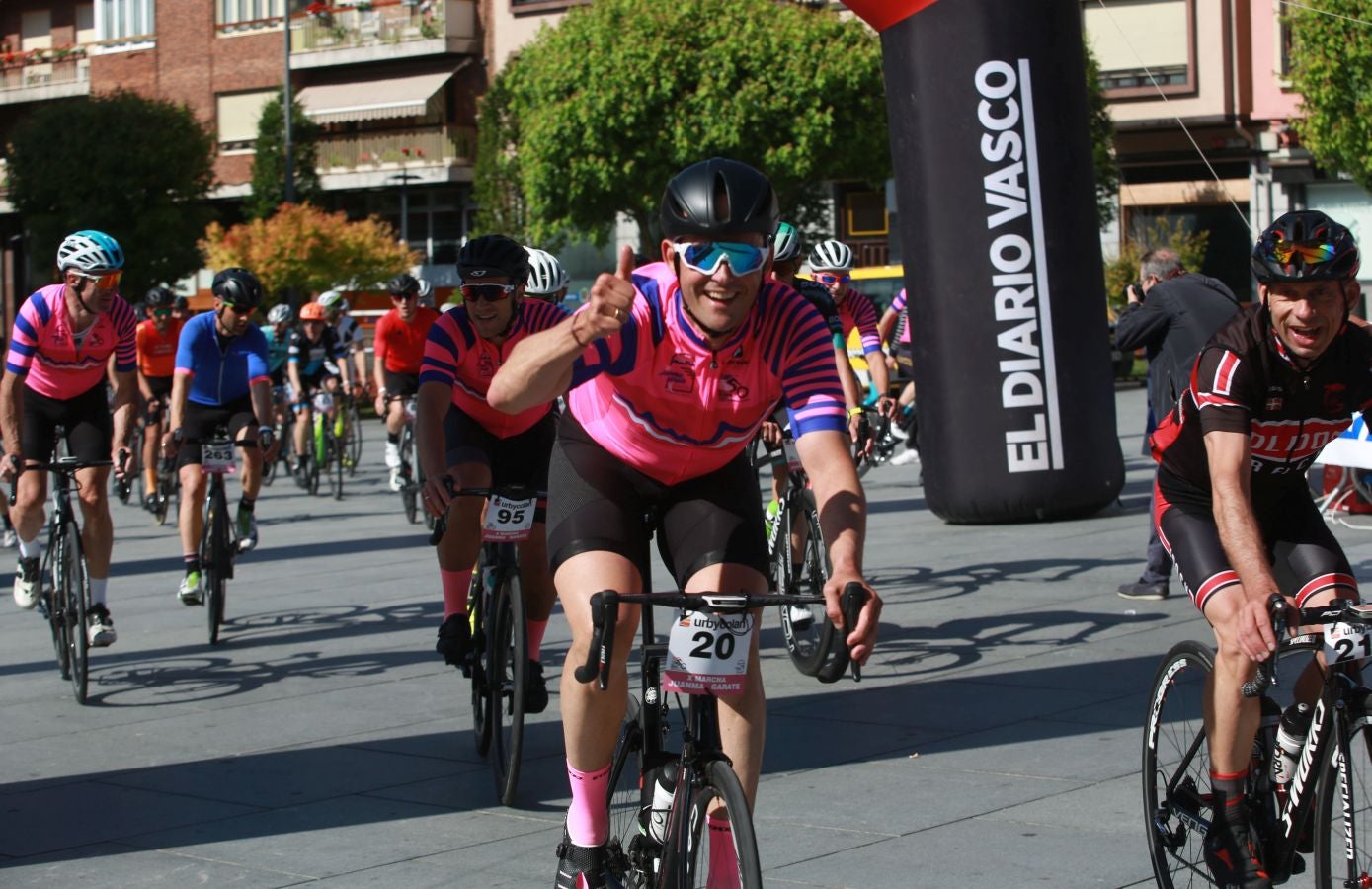 El Club Ciclista Irunés ha organizado este domingo la X Marcha Ciclosturista Juanma Garate, en la que ha participado entre otros muchos ciclistas Miguel Indurain.
