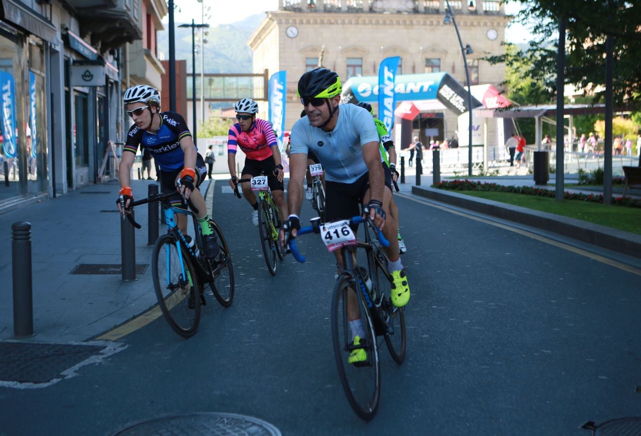 El Club Ciclista Irunés ha organizado este domingo la X Marcha Ciclosturista Juanma Garate, en la que ha participado entre otros muchos ciclistas Miguel Indurain.