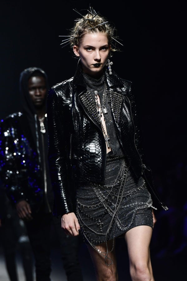 El diseñador Philipp Plein no deja a nadie indiferente con sus creaciones y puestas en escena. En su último desfile, el alemán ha querido dejar huella, de fuego y ceniza, y marcar un antes y después en Milan, la ciudad de la moda italiana.