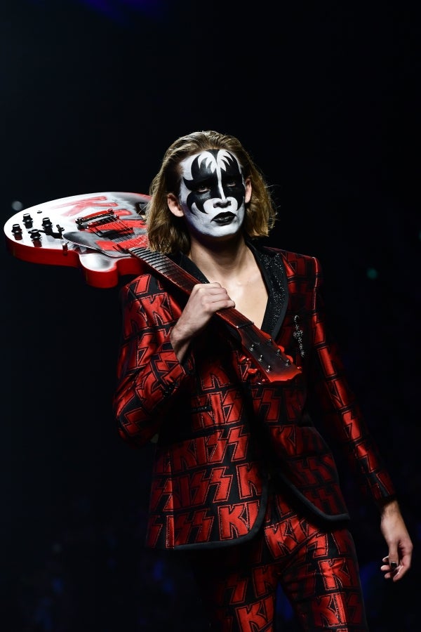 El diseñador Philipp Plein no deja a nadie indiferente con sus creaciones y puestas en escena. En su último desfile, el alemán ha querido dejar huella, de fuego y ceniza, y marcar un antes y después en Milan, la ciudad de la moda italiana.