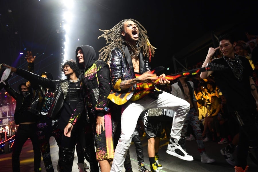 El diseñador Philipp Plein no deja a nadie indiferente con sus creaciones y puestas en escena. En su último desfile, el alemán ha querido dejar huella, de fuego y ceniza, y marcar un antes y después en Milan, la ciudad de la moda italiana.