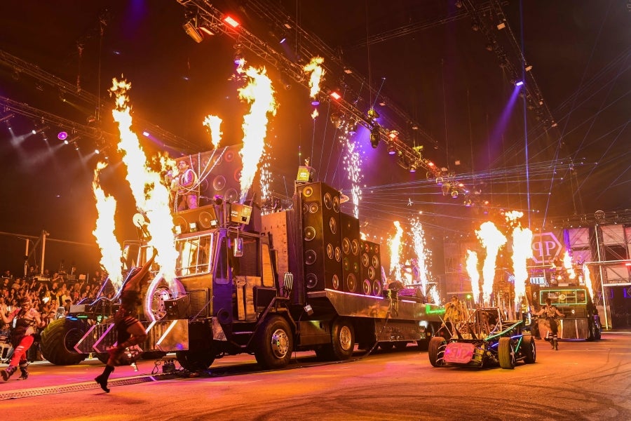 El diseñador Philipp Plein no deja a nadie indiferente con sus creaciones y puestas en escena. En su último desfile, el alemán ha querido dejar huella, de fuego y ceniza, y marcar un antes y después en Milan, la ciudad de la moda italiana.