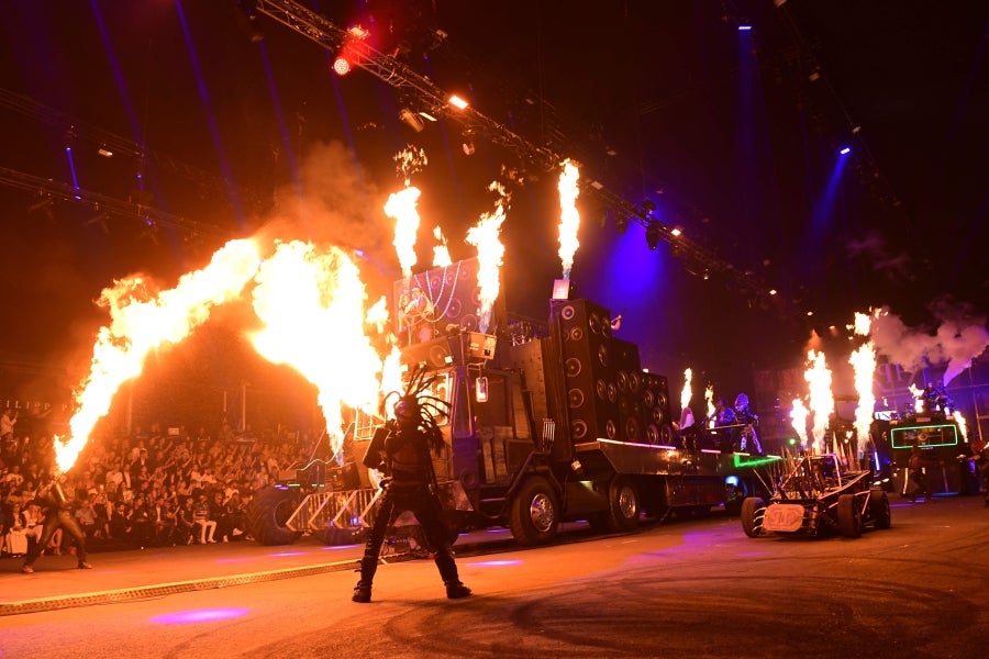 El diseñador Philipp Plein no deja a nadie indiferente con sus creaciones y puestas en escena. En su último desfile, el alemán ha querido dejar huella, de fuego y ceniza, y marcar un antes y después en Milan, la ciudad de la moda italiana.