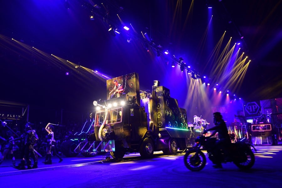 El diseñador Philipp Plein no deja a nadie indiferente con sus creaciones y puestas en escena. En su último desfile, el alemán ha querido dejar huella, de fuego y ceniza, y marcar un antes y después en Milan, la ciudad de la moda italiana.